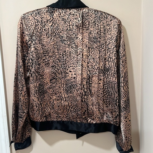 Neiman Marcus 100% silk patterned top - Picture 2 of 3